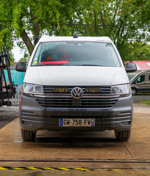 Pose de feux Lazer sur van aménagé : visibilité et sécurité