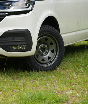 Pose de jantes renforcées sur van aménagé : robustesse et style